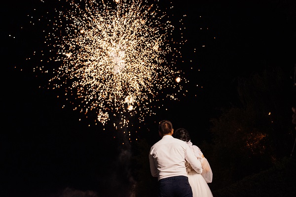 Spettacolo di fuochi d'artificio durante un matrimonio.