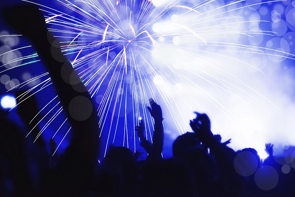 Spettacolo di fuochi d'artificio durante un festival.