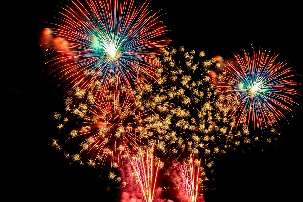 Fuochi d'artificio colorati.