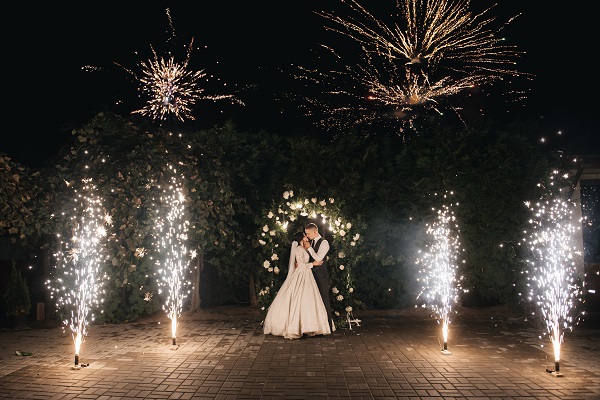 Spettacolo di fuochi freddi durante un matrimonio.